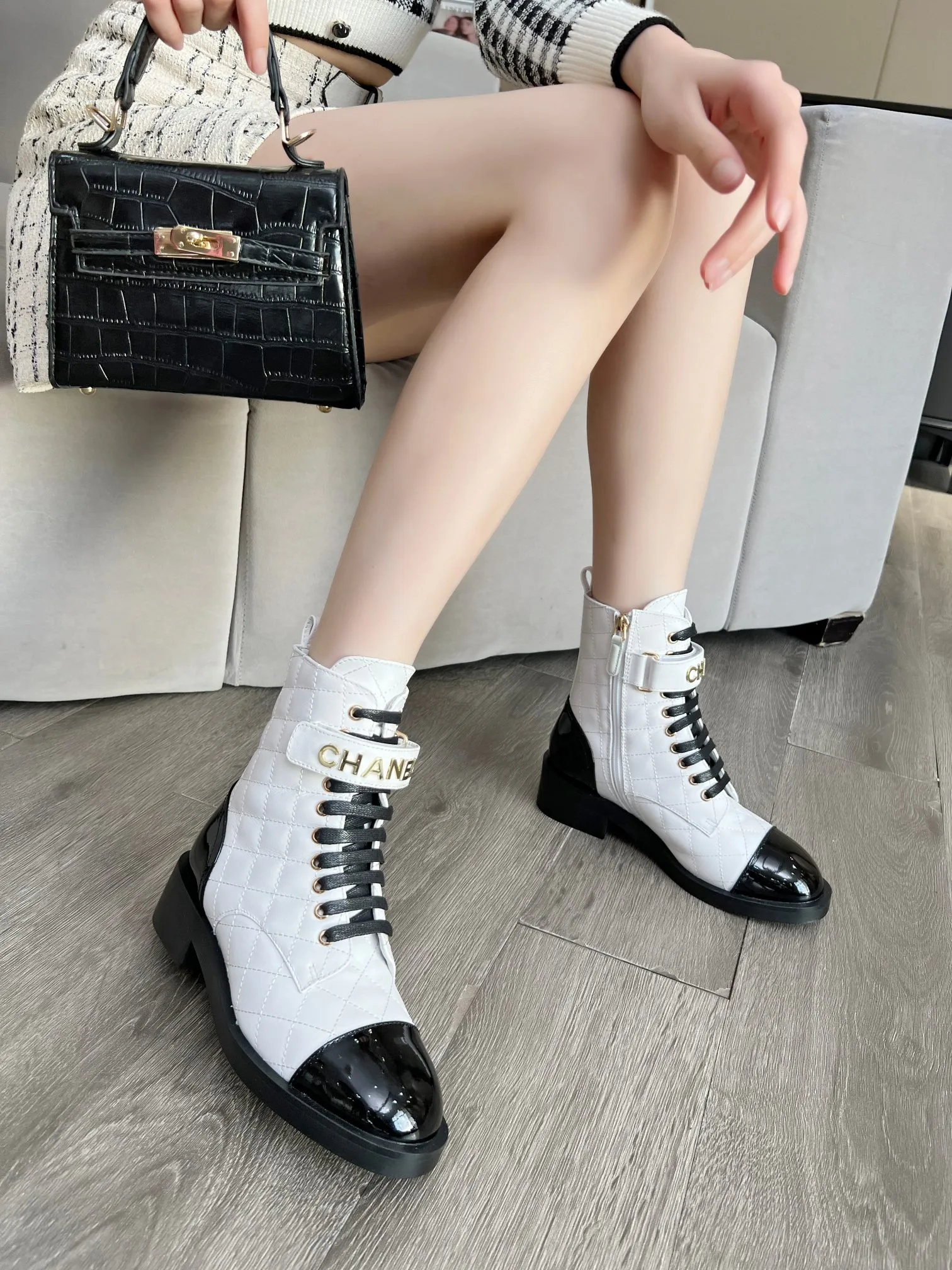 👟👟Ex-factory price 660👟👟 🔥 🔥 🔥 The official website is synchronized with "CHANEL" Chanel's latest 2025 Martin boots series! ▫️The top catwalk series✔The main season of autumn and winter, the rhythm of super popular styles! A must-have item for travel! It looks good in any combination💕 ▫️A beautiful shoe worth putting in your closet👉It’s super beautiful💃🏻▫️ Fabric: Original one-to-one mixed-breed cow🐮 leather Lining: Sheepskin lining Size: 35-40 (41 is custom-made and cannot be returned or exchanged)